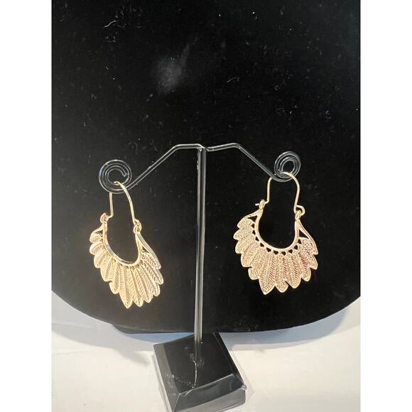 NEW Antique Feather Circle Shaped Hoop Pierced Earrings In Silver OR Gold Tone - Picture 1 of 7